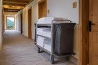 Carrello con biancheria pulita nel corridoio di un hotel