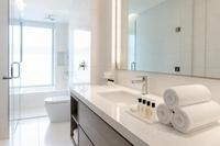 Bagno di hotel con asciugamani arrotolati